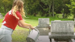 Për tetë vjet australiania pastron varret, kishte filluar që 4-vjeç