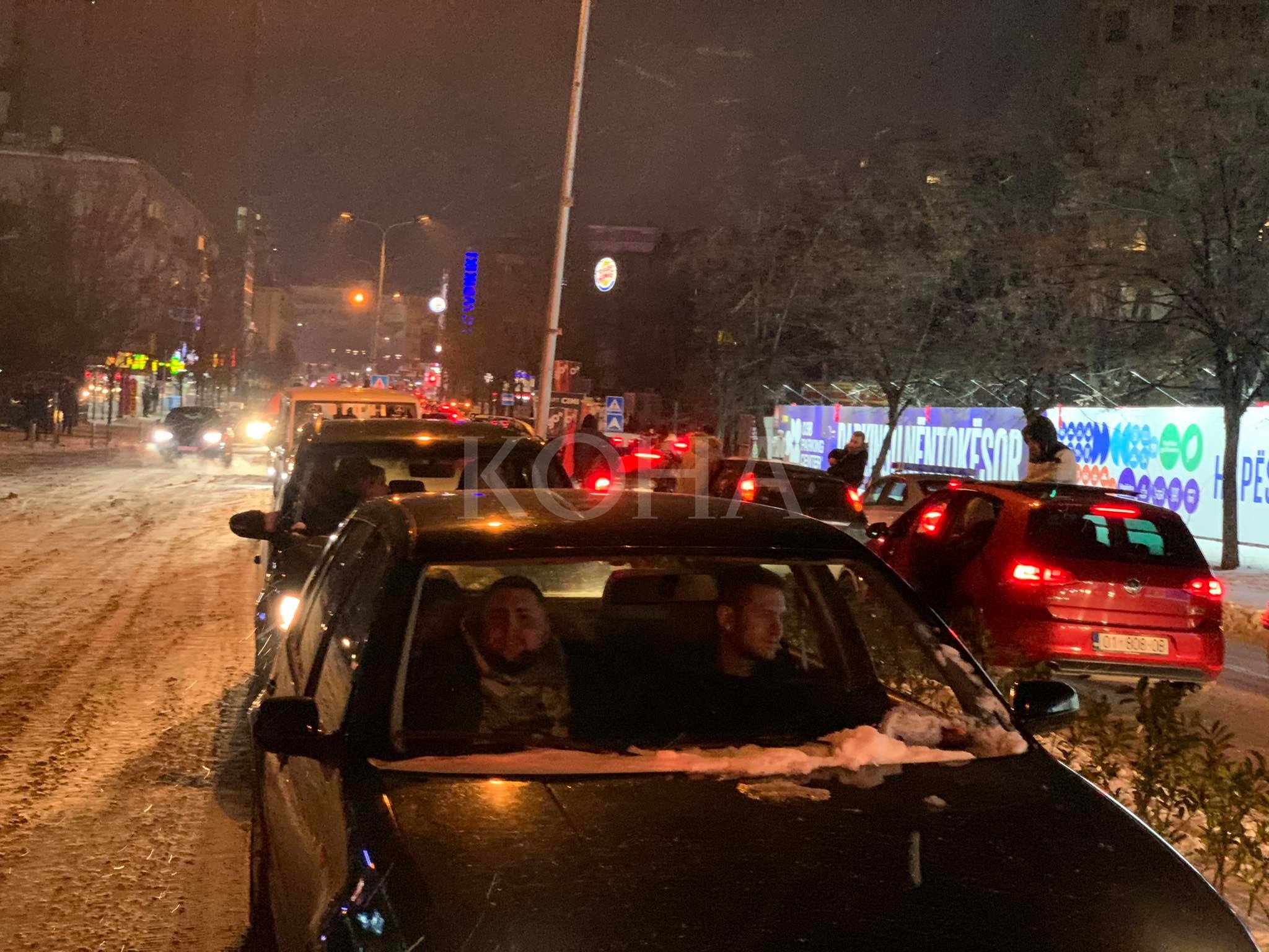 Me flamuj dhe vetura – qytetarët festojnë fitoren e VV-së