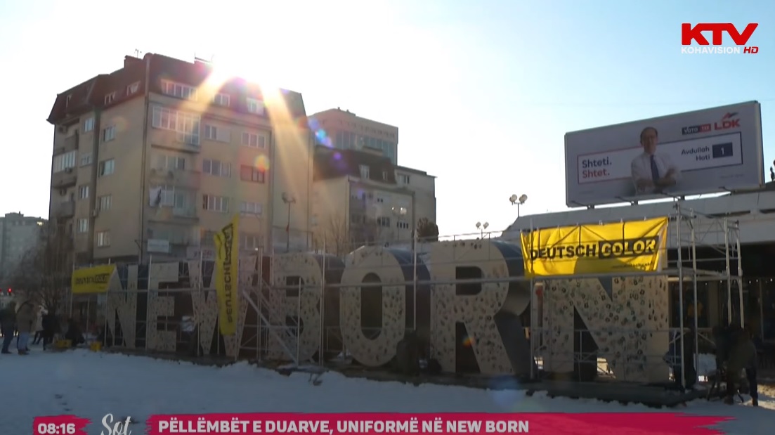 Pëllëmbët e duarve, uniformë ushtrie në New Born