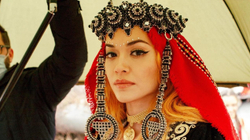 Rita Ora uron në shqip dhe me veshje tradicionale Ditën e Pavarësisë