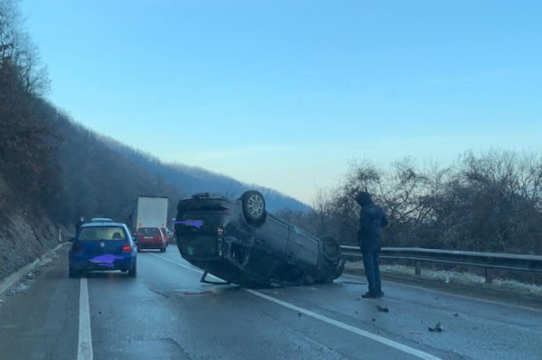 Vetërrotullohet një veturë në Vranidoll, dy persona pësojnë lëndime trupore
