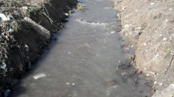 Në  mungesë të rrjetit të kanalizimit, banorët e Siqevës detyrohen t’i derdhin ujërat e zeza në lumë
