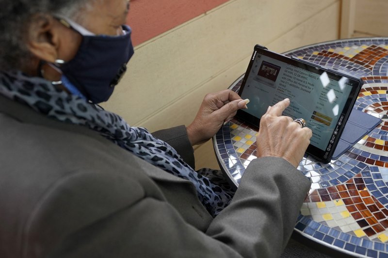 Blerjet në internet u ndihmojnë të moshuarve ta kalojnë më lehtë izolimin