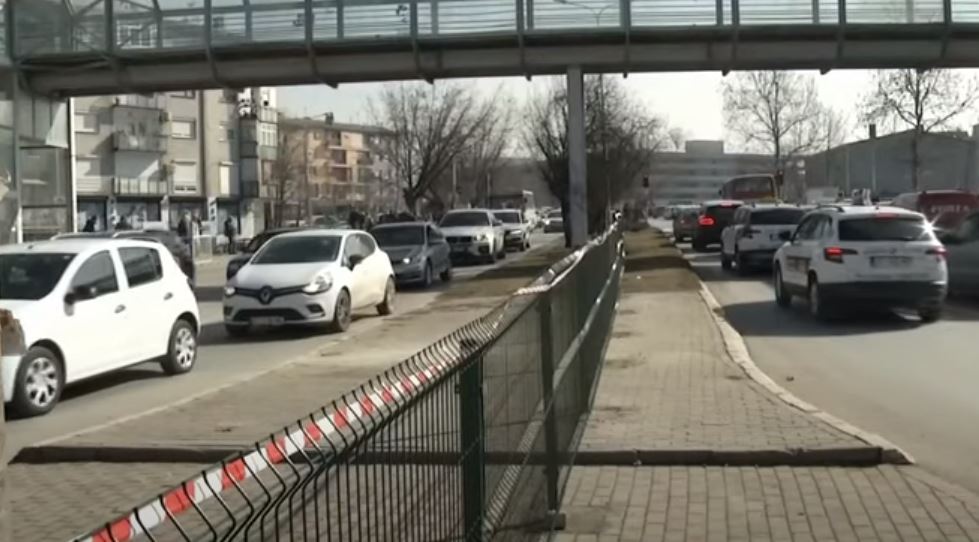 As rrethojat nuk i ndalin këmbësorët të kalojnë në vendkalimin e vjetër tek “Fehmi Lladrovci”