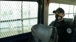 Polici i Njësisë Speciale që ndan drejtësinë në fusha të futbollit