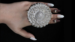 Unaza me 12,638 diamante thyen rekord në Guinness