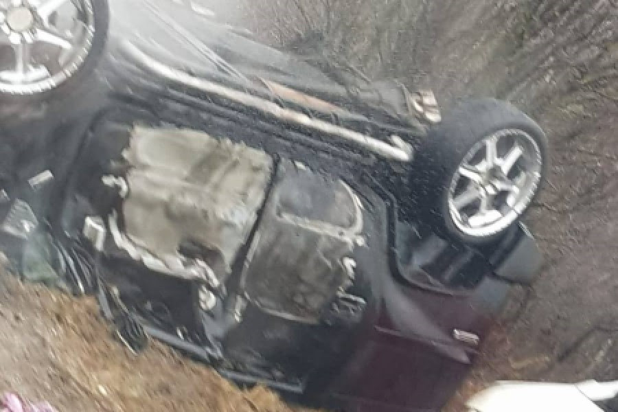Tre të lënduar nga një aksident në Dollc, veturat përfshihen nga zjarri