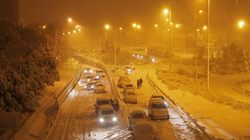 Reshje të jashtëzakonshme bore në Spanjë, automjetet bllokohen në autostradë