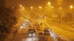 Reshje të jashtëzakonshme bore në Spanjë, automjetet bllokohen në autostradë