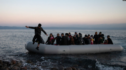 Autoritetet shqiptare shpëtojnë 55 migrantë të bllokuar në detin Adriatik