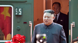 Kim Jong-Uni merr postin e babait të tij