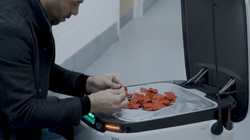 Anglezi shfrytëzon robotin e shpërndarjes së ushqimit për t’i propozuar të dashurës