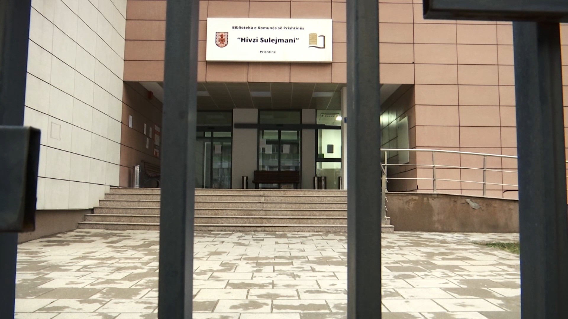 Disa shkrimtarë e përkrahin, e të tjerë e kundërshtojnë kërkesën e asamblistit Rifat Deri, që Biblioteka e Qytetit që ndodhet në lagjen “Dardania” nuk e meriton ta mbajë emrin e shkrimtarit Hivzi Sulejmani