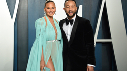 Chrissy Tiegen e bën tatuazh titullin e këngës së burrit të saj John Legend