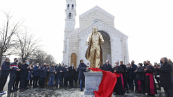 Shtatorja e kontestuar e Rugovës te hyrja e Katedrales