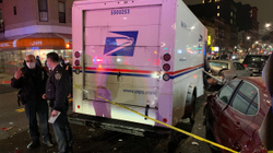 Një grua në New York përplaset në më shumë se 10 vetura me kamionin që e vodhi