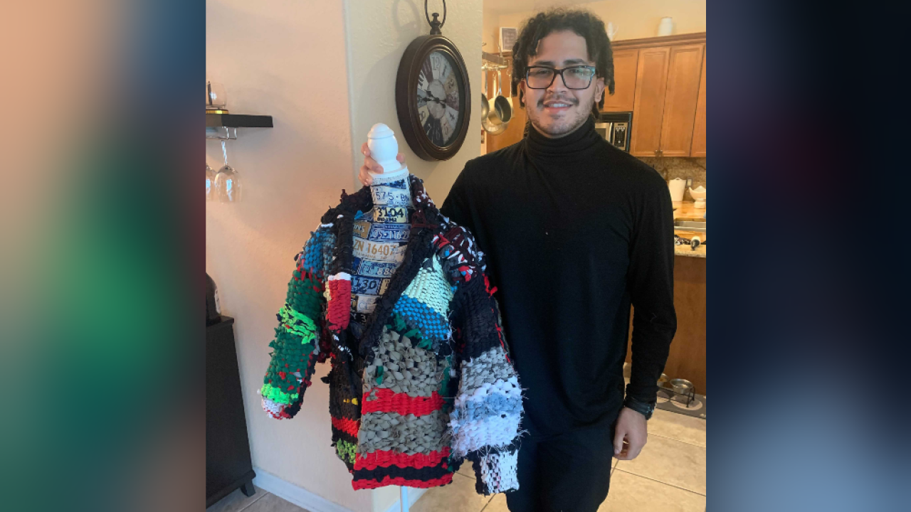 “Mund të jap një mesazh apo të bëj diçka duke e kthyer industrinë e modës nga ndotësja e dytë më e madhe në diçka inovative”, thotë kreatori i modës Hector Diaz