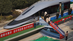 Në Kinë del treni që ecën deri 620 kilometra për orë