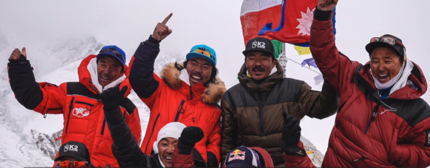 Në stinë të dimrit, alpinistët nga Nepali arrijnë majën e dytë më të lartë në botë