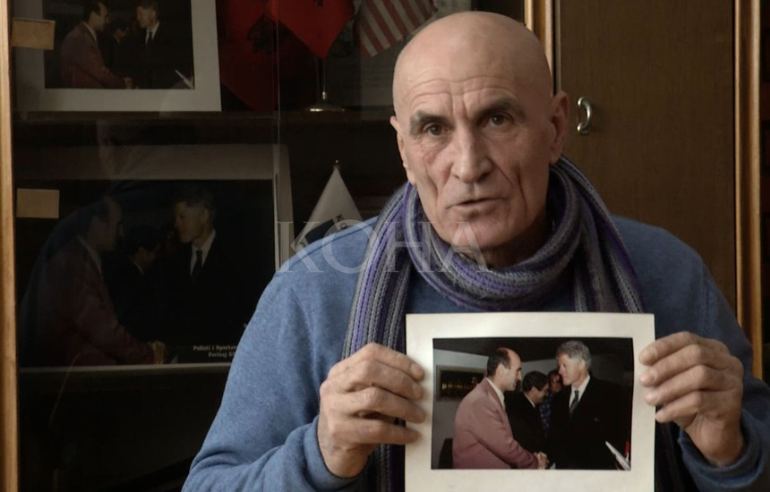 Bashkim Haxhimusa e përshkruan takimin me Clintonin dhe fotografinë dhuratë, si krenarinë e tij të tretë pas angazhimit për vite me radhë si truprojë e Adem Demaçit dhe rreshtimit në radhët e UÇK-së