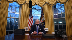Bideni shfuqizon vendimin e Trumpit për ndalesa ndaj imigrantëve