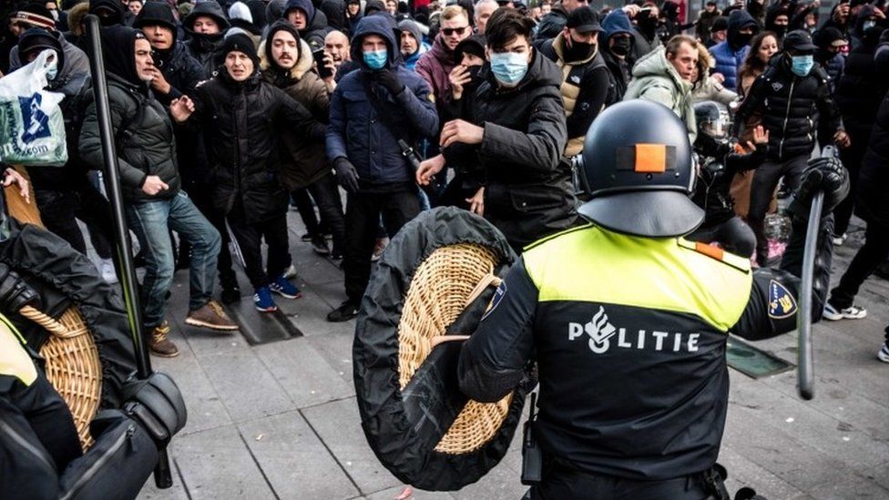 Policia holandeze arreston mbi 180 persona, në natën e tretë të dhunës