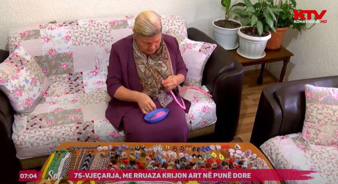 75-vjeçarja, me rruaza krijon art në punë dorë