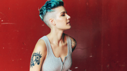 Halsey shtatzënë me fëmijën e saj të parë