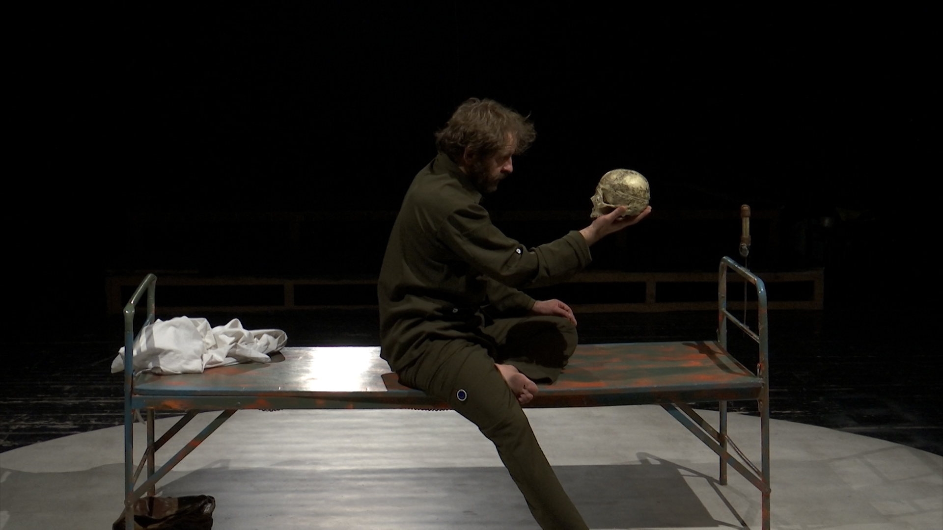 Një triumf personal mbi tragjeditë e të tjerëve. Mes britmave të vetes, Stefani (Agron Shala) zgjohet nga shtrati i hekurt. Ka veç një ngushëllim për ta mposhtur vetminë – kafkën