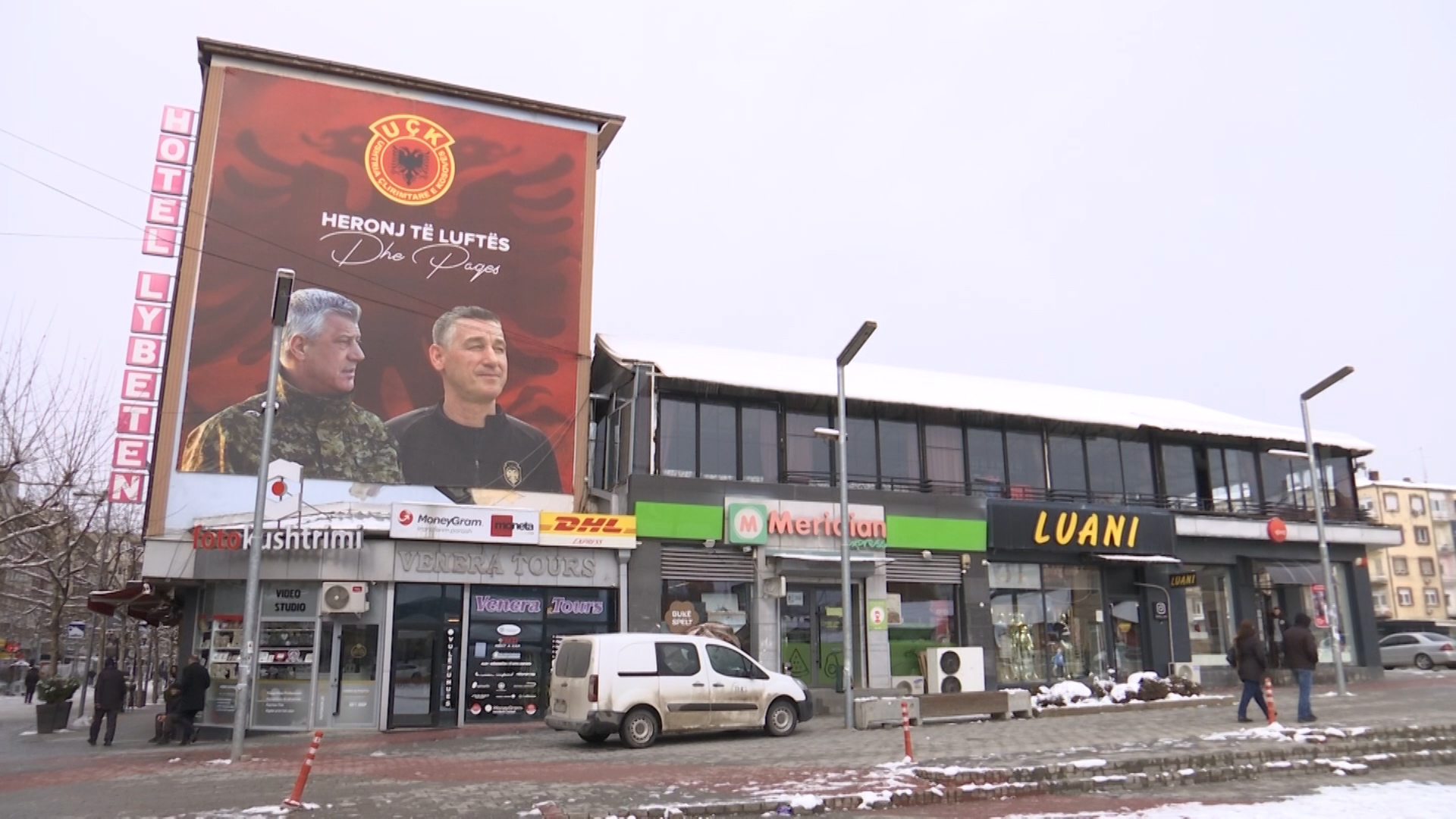 Zyrtarët komunalë, si arsyetim të vendosjes së imazheve të ish-presidentit Thaçi dhe ish-kryeparlamentarit Veseli në vend të “Kamerierit” të Ferizajt, kanë dhënë faktin se bëhet fjalë për një fushatë të përkohshme