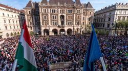 Hungarezët protestojnë kundër masave të COVID-19, kërcënohen nga qeveria me gjoba të larta