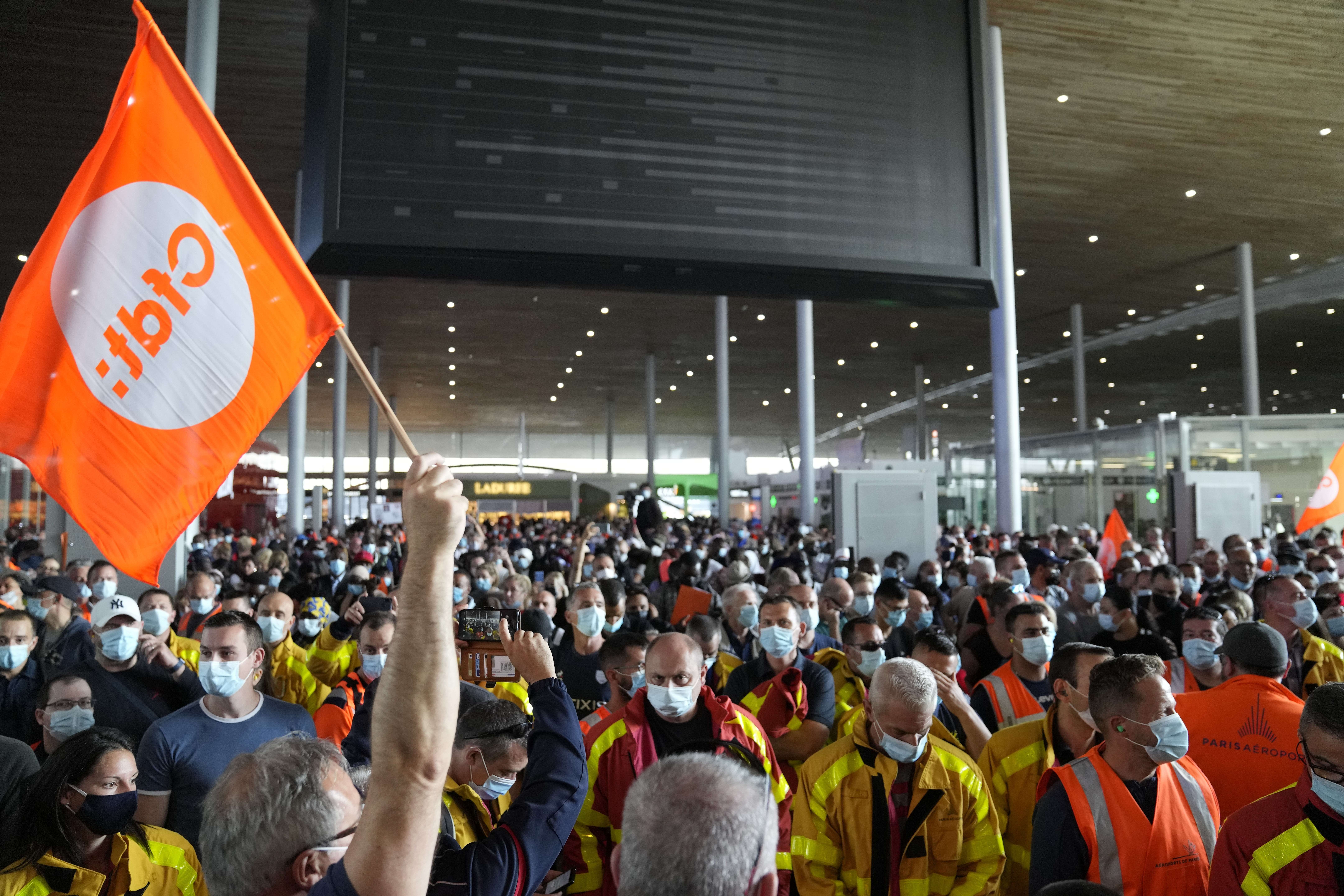 Aeroporti i Parisit në kaos shkaku i uljes së pagave të punëtorëve