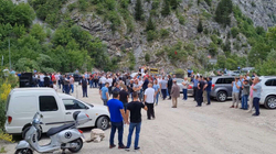 Protestë në Rugovë, banorët thonë se po u cungohet e drejta mbi pronën