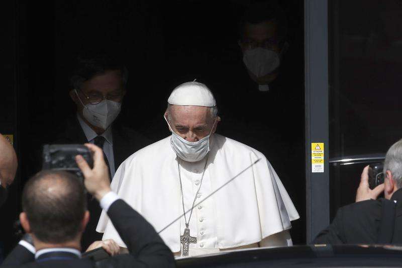 Hospitalizohet Papa Françesku, pritet të ketë një ndërhyrje kirurgjikale