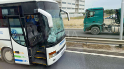 Aksident zinxhiror afër Fushë-Kosovës, i përfshirë edhe një autobus