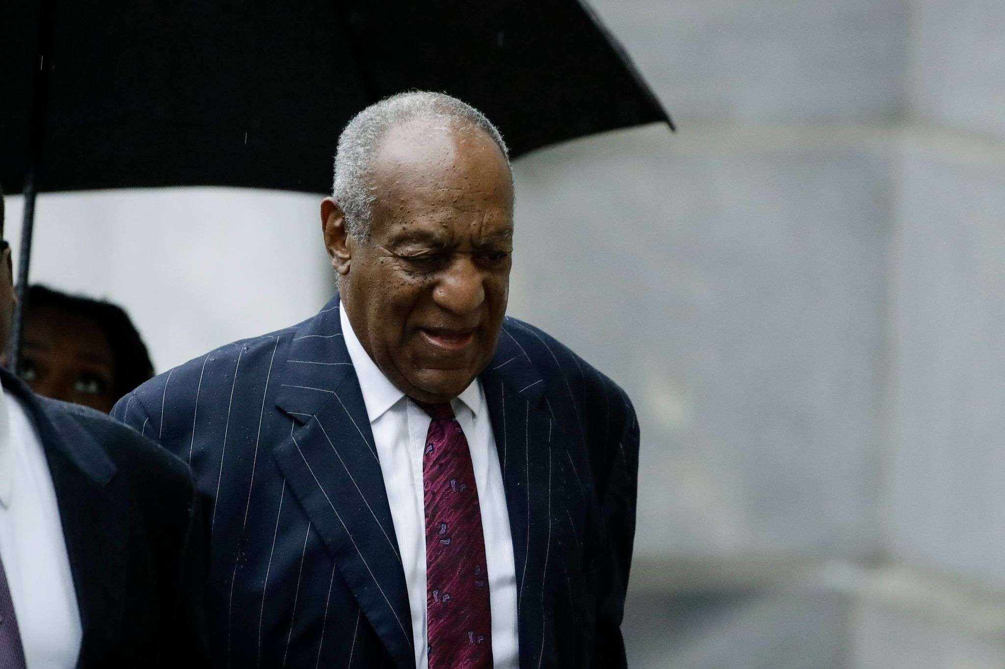 Cosby i del në mbrojtje bashkëshortes në serial, pasi ajo e festoi lirimin e tij