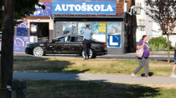 Një kroat ia shkatërroi veturën me sëpatë ish-shefit pasi i mbeti disa paga borxh