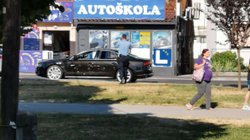 Një kroat ia shkatërroi veturën me sëpatë ish-shefit pasi i mbeti disa paga borxh