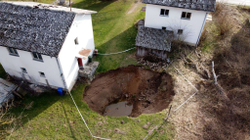 Fshati i mistershëm kroat i gropave gjigante