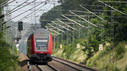 Treni në Austri del nga hekurudha, përfundon në lumë