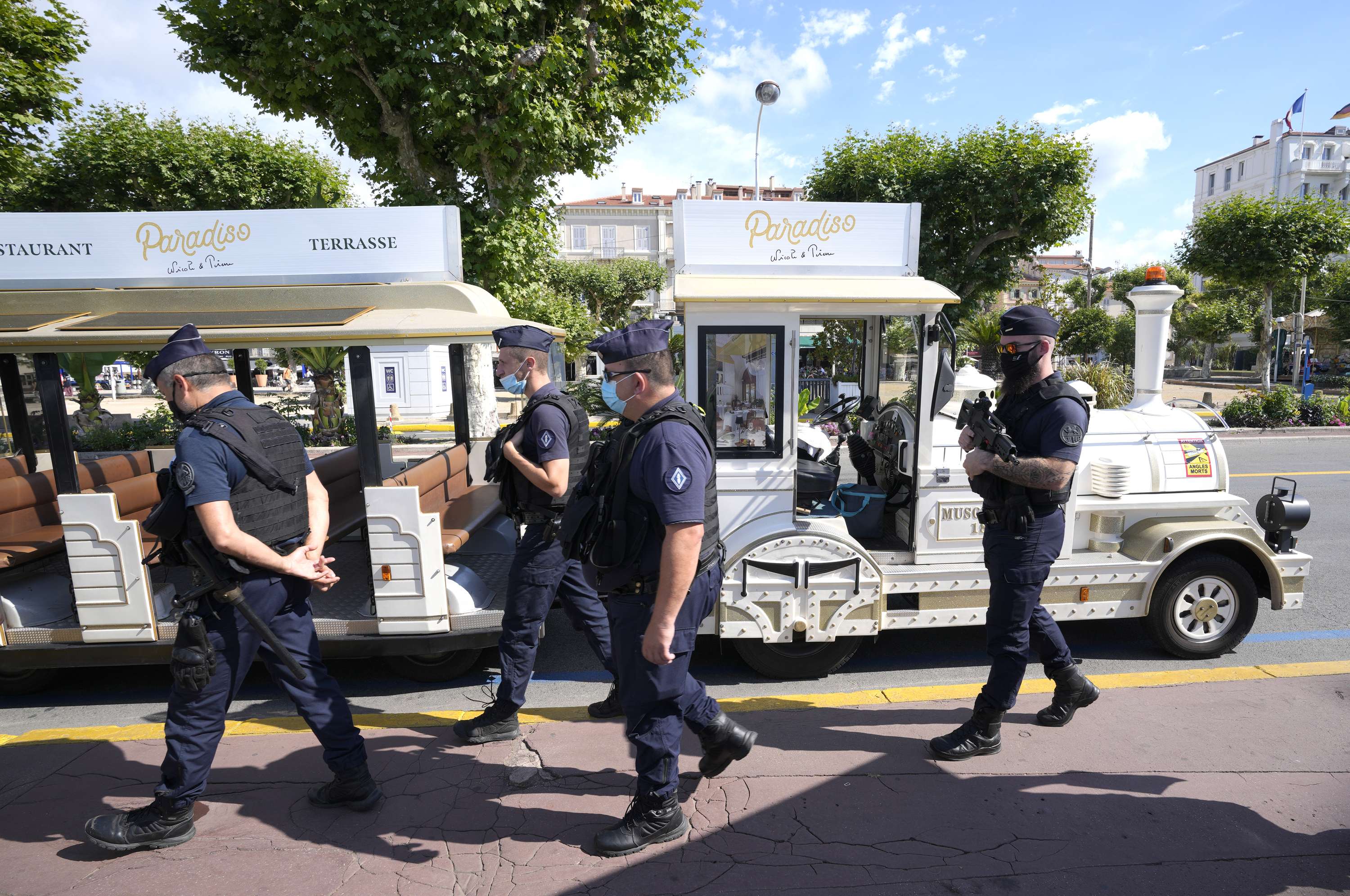 Sulm me thikë në një qendër tregtare në Paris, një i vdekur dhe një i plagosur