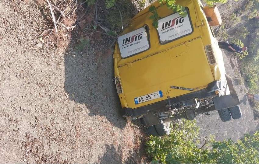 Minibusi bie në përrua në Shqipëri, një i vdekur e nëntë të lënduar
