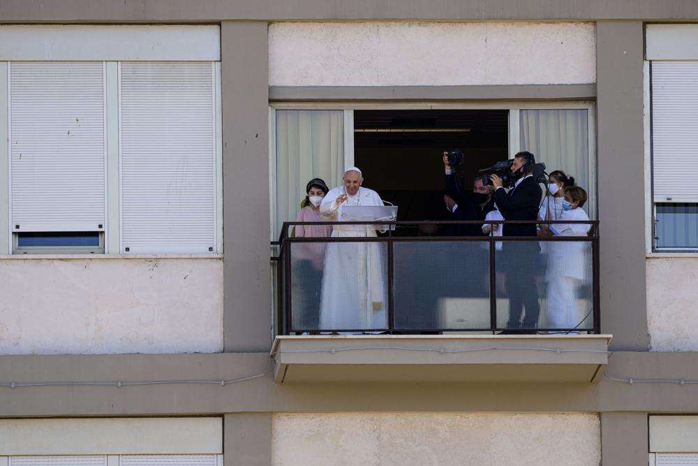 Papa Françesku bën paraqitjen e parë nga spitali pas ndërhyrjes kirurgjike