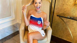 Rita Ora shfaqet provokuese me fanellën e Anglisë