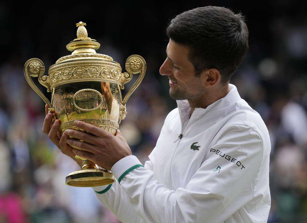 Gjokoviqi triumfon në Wimbledon, barazon numrin e Grand Slameve me Federerin e Nadalin