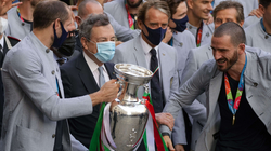 Futbolli ofroi festë për Italinë e goditur rëndë nga koronavirusi