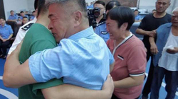 Babai gjen djalin që ia rrëmbyen para 24 vjetësh në Kinë