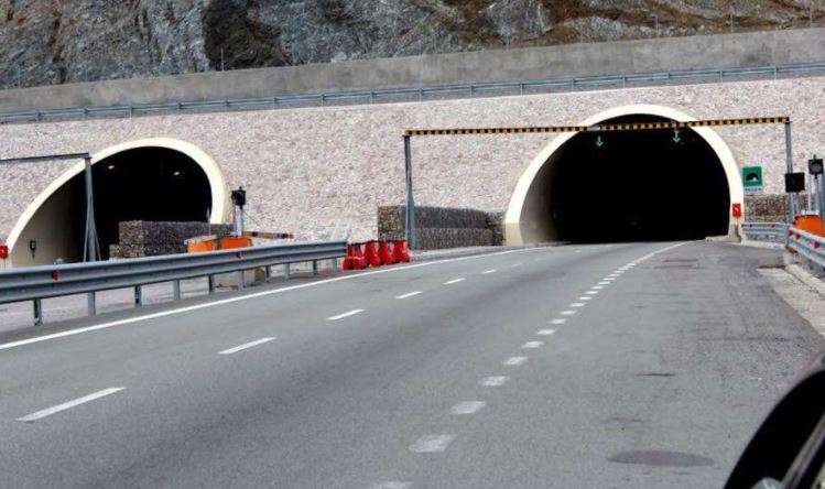 Bllokohet për disa minuta tuneli i Kalimashit, u dogj një veturë