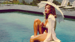 Rita Ora publikon të premten videoklipin e këngës me Sigalan