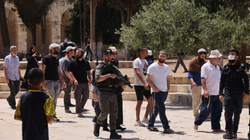 Kolonët izraelitë përplasen me palestinezët në Al-Aqsa